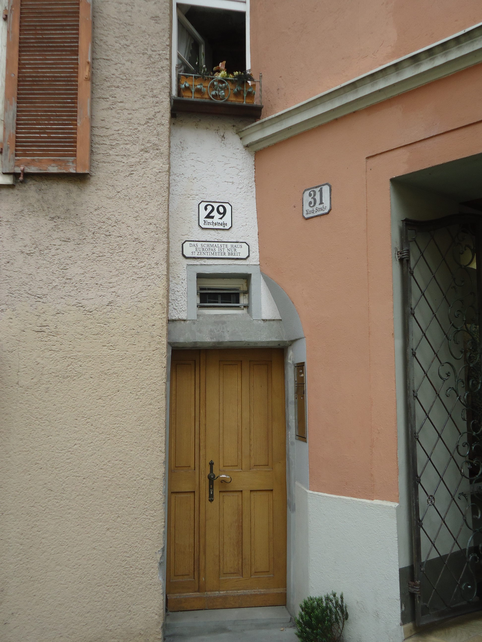 narrowest house